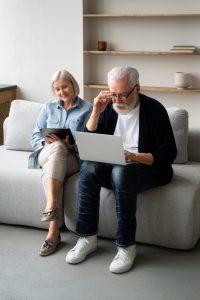 grandparents-learning-use-technology_Easy-Resize.com